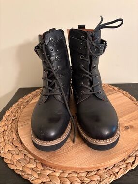 PIKOLINOS Black Lace-Up Women's Combat Boots with Contrast Welt